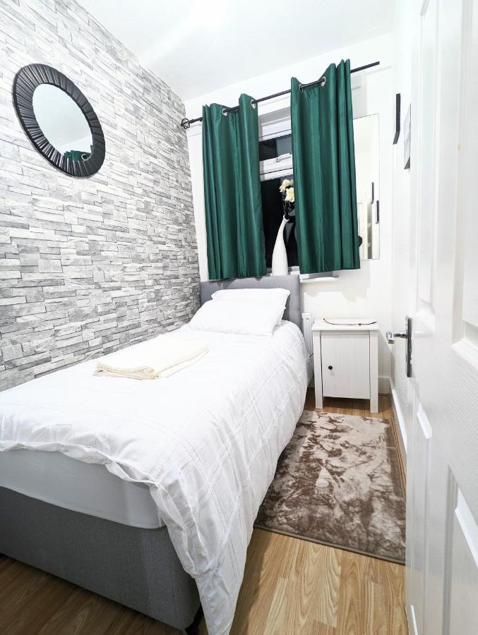 The Saxon Rooms Barking  Extérieur photo